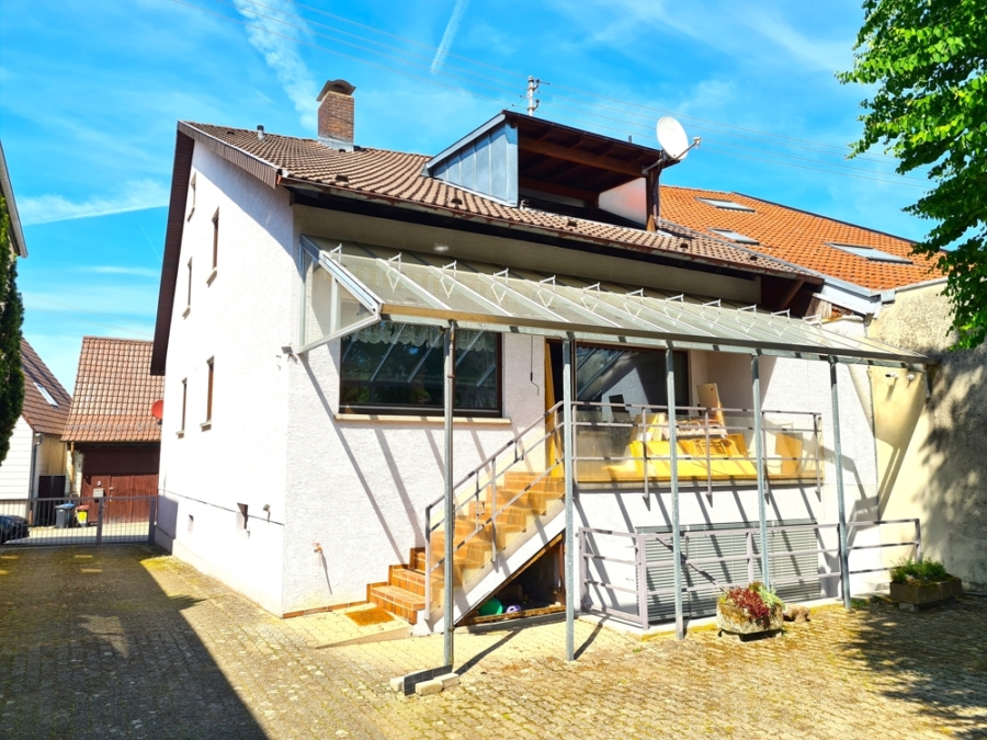 FAMILIENHAUS MIT 2 BÄDERN, LOGGIA UND TERRASSE AUF SEHR GROßEM GRUNDSTÜCK, 76228 Karlsruhe / Stupferich, Doppelhaushälfte