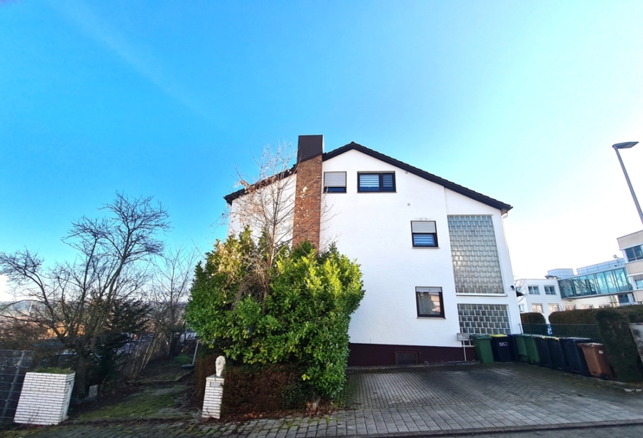 SANIERUNGSBEDÜRFTIGE GARTENGESCHOSSWOHNUNG MIT WINTERGARTEN, GÄSTE WC, BADEWANNE, PKW-STELLPLATZ, 75217 Birkenfeld, Souterrainwohnung