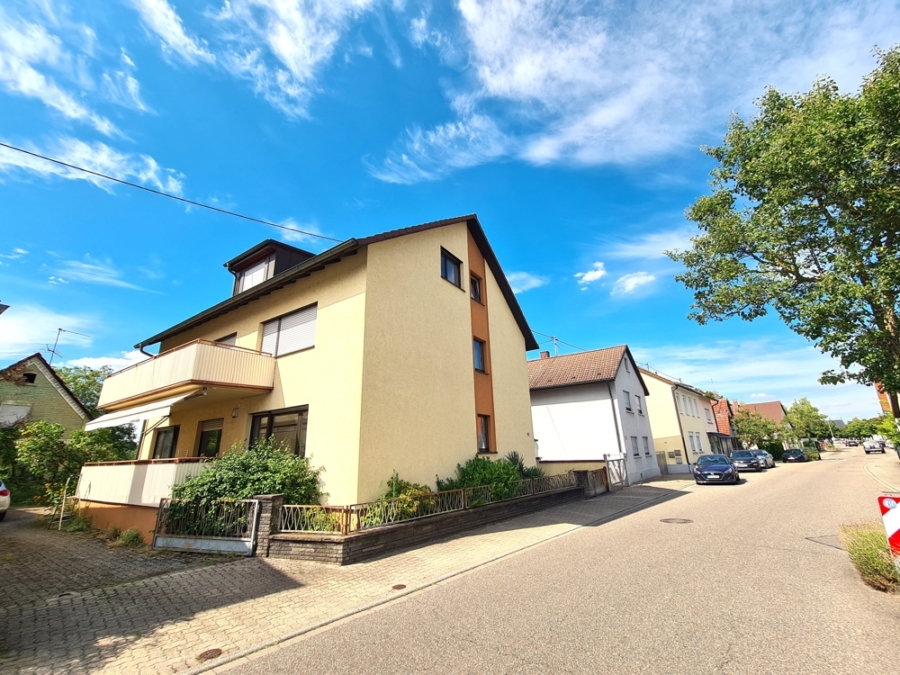 GUT VERMIETETES 3 FAMILIENHAUS MIT BALKONEN, TAGESLICHTBÄDERN UND GARAGEN…, 76149 Karlsruhe / Neureut, Mehrfamilienhaus