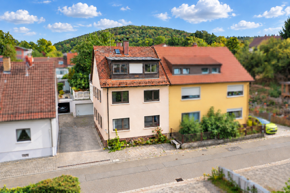 Hausansicht vor grüner Kulisse