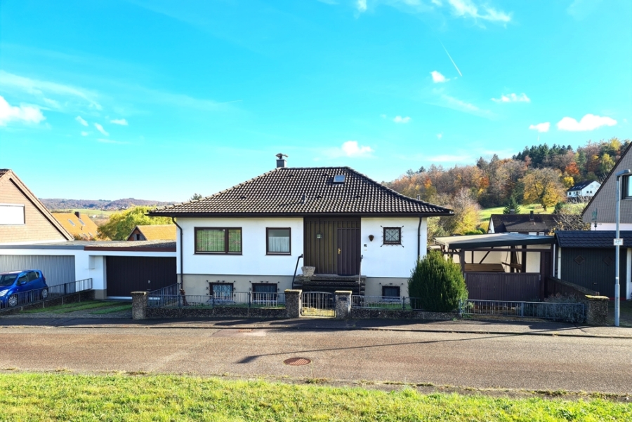 FREISTEHENDES FAMILIENHAUS MIT WINTERGARTEN, VERGLASTEM BALKON, CARPORT u. DOPPELGARAGE…, 75210 Keltern / Niebelsbach, Einfamilienhaus