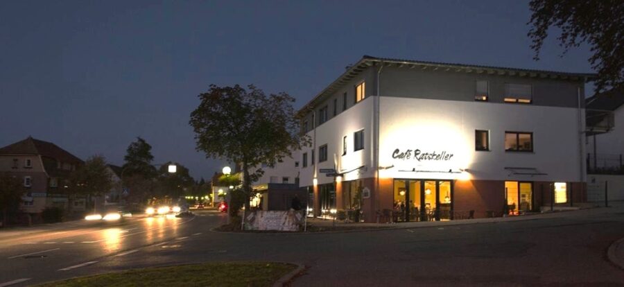 RENDITEIMMOBILIE: NEU-/ UND HOCHWERTIGES 4 FAMILIENHAUS MIT BISTRO / RESTAURANT, 75335 Dobel, Mehrfamilienhaus