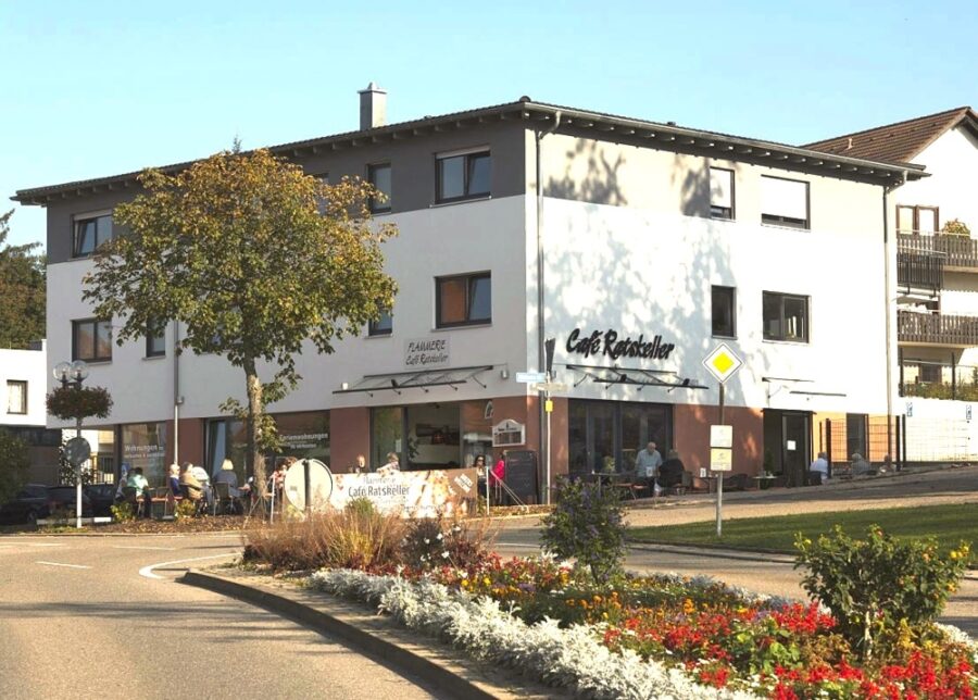 RENDITEIMMOBILIE: NEU-/ UND HOCHWERTIGES 4 FAMILIENHAUS MIT BISTRO / RESTAURANT, 75335 Dobel, Mehrfamilienhaus