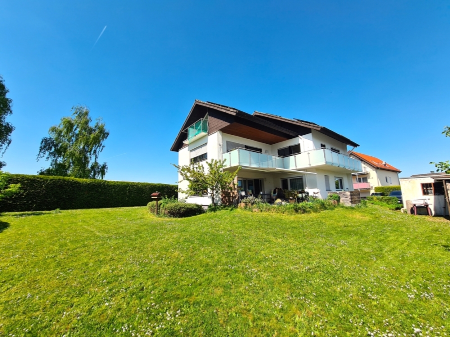 FÜR 1 PERSON. WELCH EINE AUSSICHT: URGEMÜTLICHE DG WOHNUNG IN FELDRANDLAGE, 76307 Karlsbad / Ittersbach, Etagenwohnung