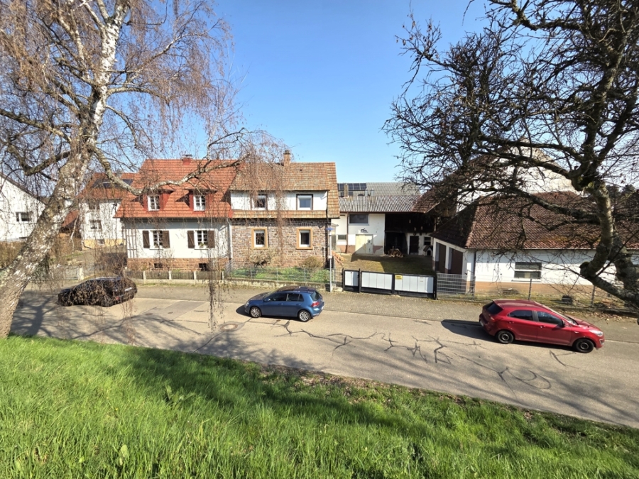 FAMILIENHAUS MIT 5 ZIMMERN, KÜCHE MIT GROßER VORRATSKAMMER, KLEINER GARTEN UND TERRASSE…, 76228 Karlsruhe / Grünwettersbach, Doppelhaushälfte