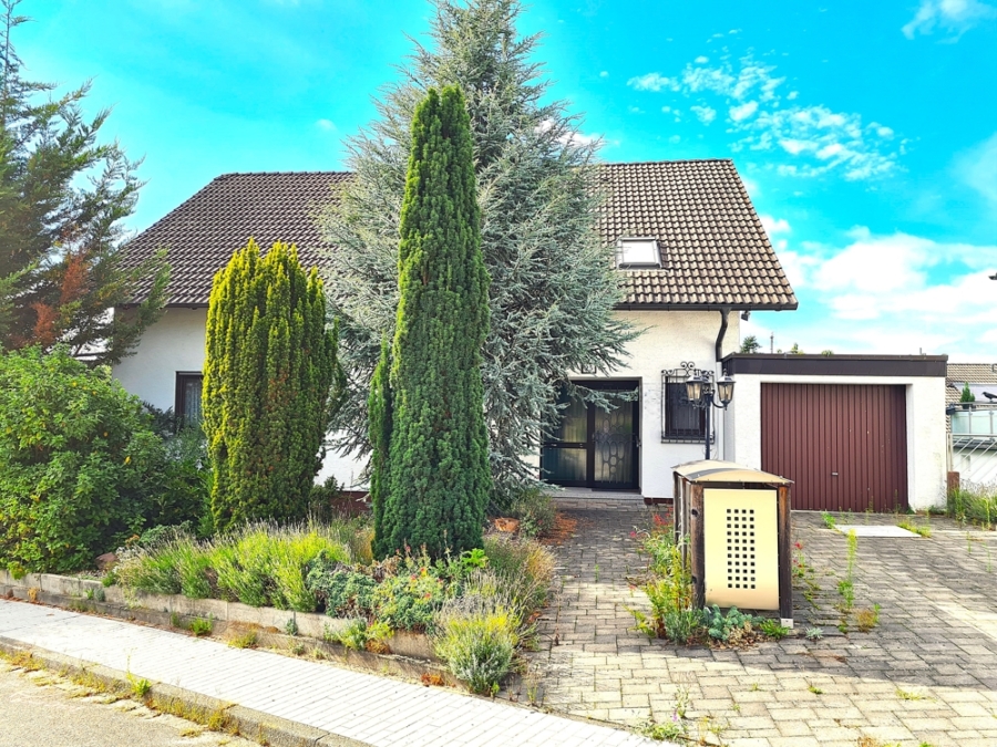 GROßZÜGIGES, FREISTEHENDES FAMILIENHAUS IN MUTSCHELBACH, 76307 Karlsbad, Einfamilienhaus